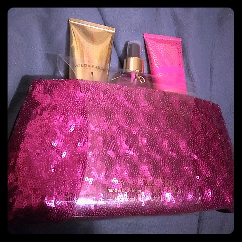 Baylis and harding toiletries set